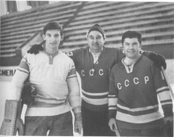 С двумя великими вратарями Владиславом Третьяком и Виктором Коноваленко - фото 34
