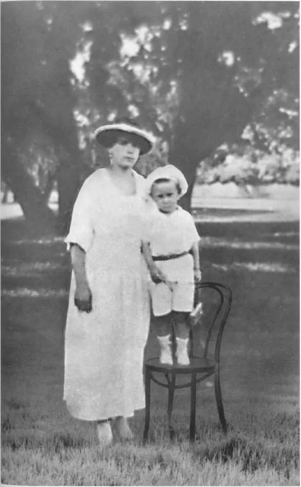 Екатерина Харитоновна Тарасова с сыном Анатолием 1921 г Брат Юрий Открытие - фото 4