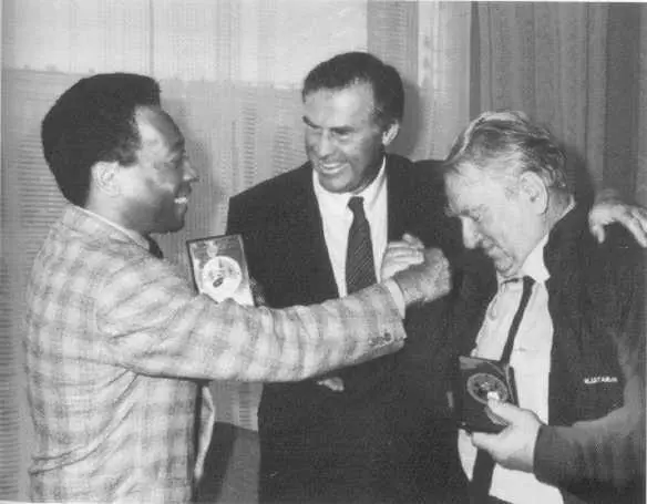 Три легенды мирового спорта Пеле Свен ЮханссонТумба и Тарасов 1987 г Во - фото 50