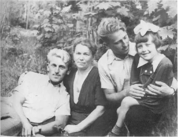 Юрий Тарасов Екатерина Харитоновна Анатолий с дочерью Галиной 1946 г - фото 8
