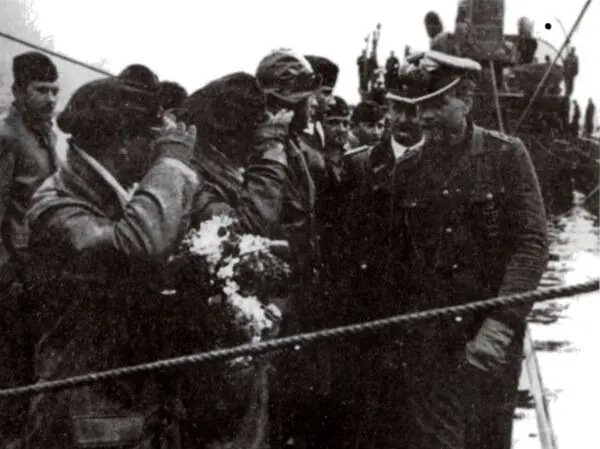 Капитанлейтенант Хейнц Бельфельд на палубе своей субмарины U703 - фото 24