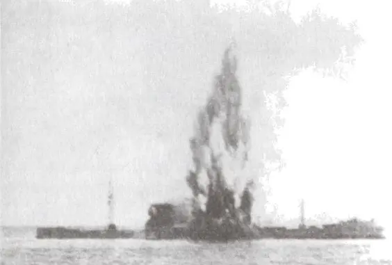 Торпеда поражает американский транспорт Хусиер Корвет HMS Дианелла - фото 53