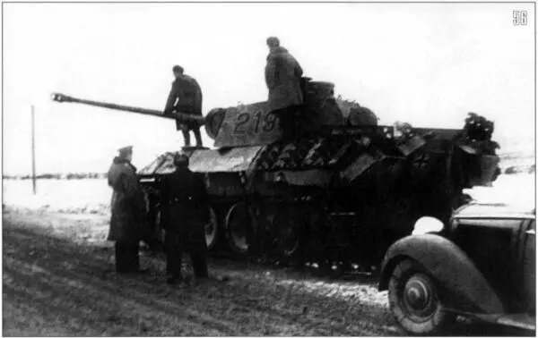 56 Морские офицеры осматривают брошенную Пантеру Ausf D из состава - фото 58