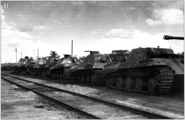 61 62 На этих фото видно по меньшей мере восемь пантер Ausf D - фото 63