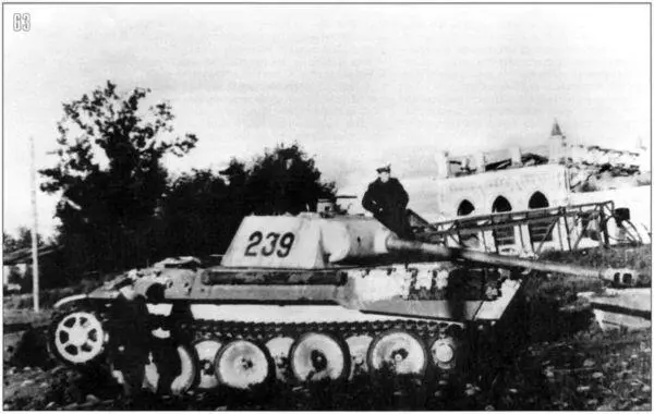 63 Моряки фотографируются на брошенной Пантере Ausf D с башенным номером - фото 65