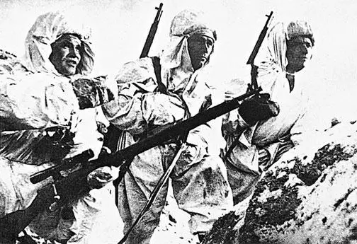 Почетный снайпер Василий Зайцев слева из сибирской 284й стрелковой дивизии - фото 32