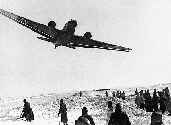 Транспортный Юнкерс52 на взлете Немецкие артиллеристы из 4й танковой армии - фото 35