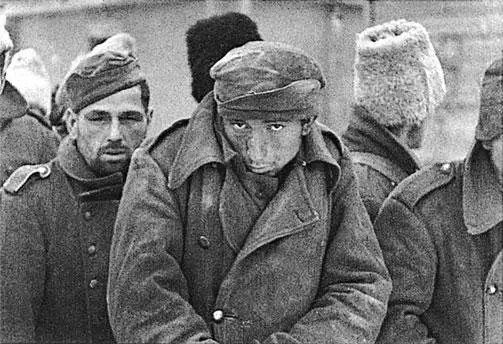 Остатки 6й армии идут сдаваться в плен Пленные немецкие и румынские солдаты - фото 44