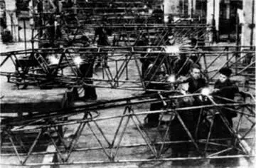 Цех сварки фюзеляжей яков 1944 г Благодаря меньшим габаритам металлических - фото 69