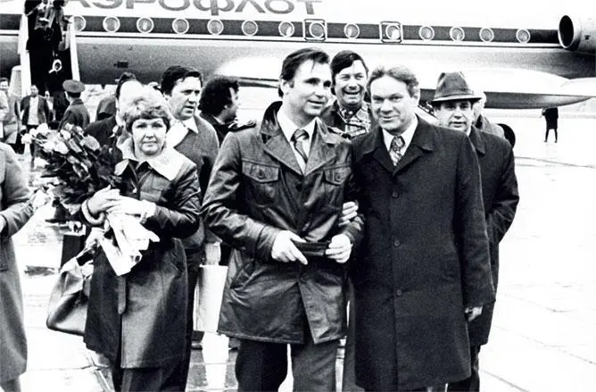 1978 год аэропорт Риги После первой в карьере Тихонова победы на чемпионате - фото 60