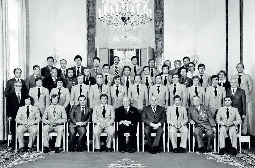 1978 год Прием в Кремле по случаю победы на чемпионате мира Тихонов и - фото 61