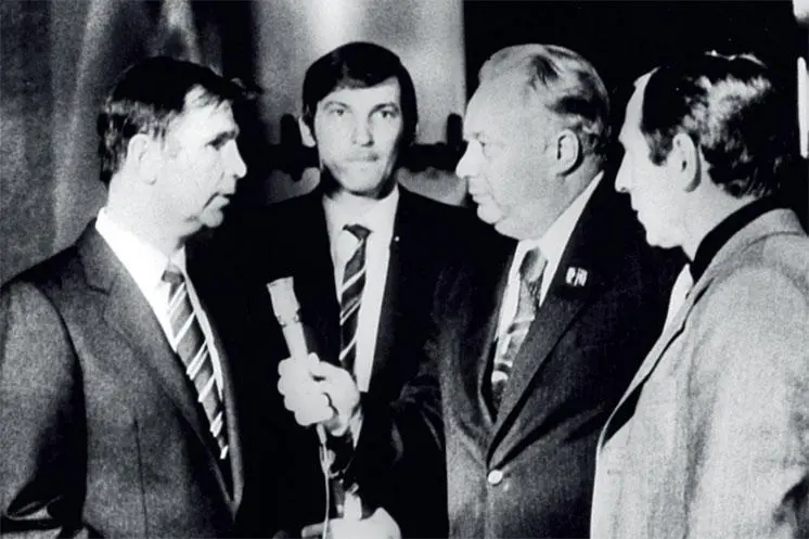 Встреча сборной СССР в аэропорту после победы на Кубке Вызова1979 Виктор - фото 72