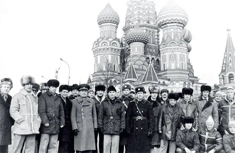 Сборная СССР перед отъездом на Олимпиаду в Сараево Москва Красная площадь - фото 75