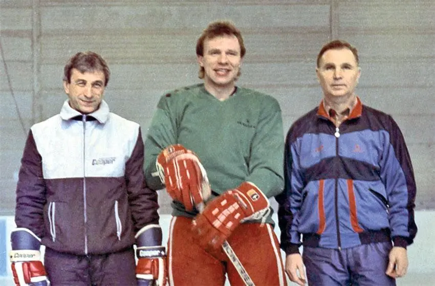 Игорь Дмитриев слева был у Тихонова помощником в сборной в 1996 году - фото 79