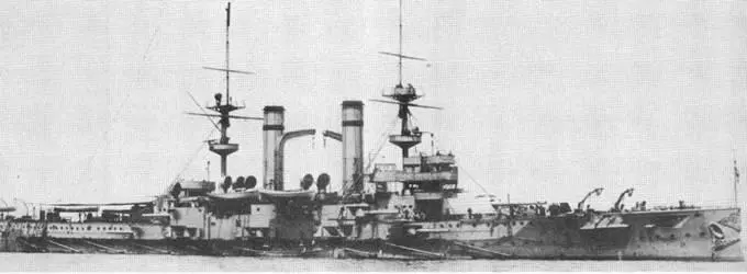 Броненосцы Свифтшур в 1913 г вверху и в центре и Трайомф в Дарданелах - фото 124