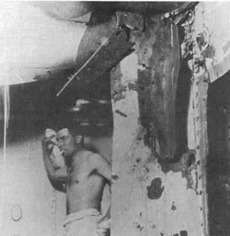 Боевые повреждения Трайомфа 18 марта 1915 г вверху его гибель 25 мая - фото 71