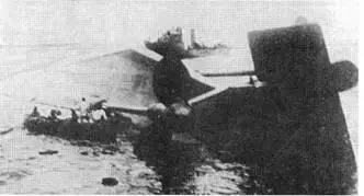 Боевые повреждения Трайомфа 18 марта 1915 г вверху его гибель 25 мая - фото 73