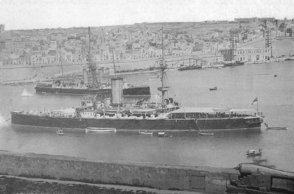 Вверху Барфлер в первые годы службы и Барфлер на Мальте Май 1896 г - фото 80