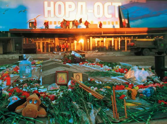 Октябрь 2002 гТрагедия в доме культуры на Дубровке на мюзикле НордОст В - фото 8