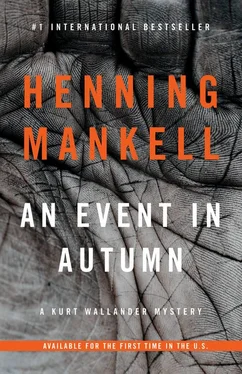 Henning Mankell An Event in Autumn: A Kurt Wallander Mystery обложка книги