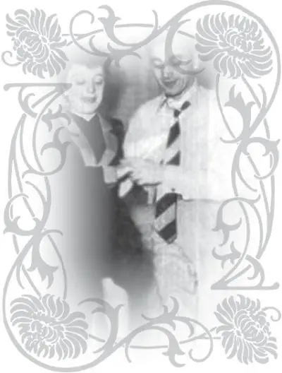 С Шарлем Азнавуром Азнавур поднялся Подошел к окну Отодвинул рукой - фото 44