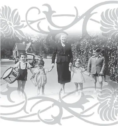 Тетя Зизи и дети Сердана в кадре три мальчика Сердана и соседская девочка - фото 61