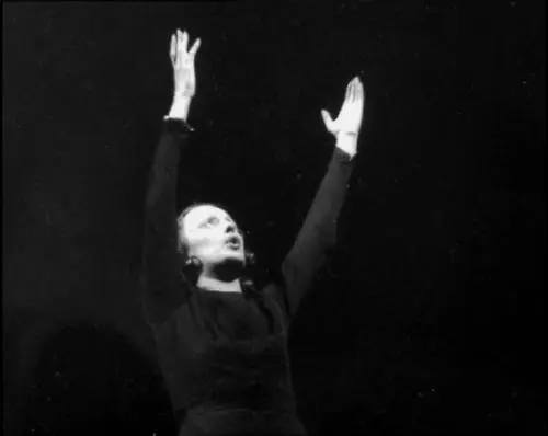 Кадр из телевизионной записи последнего концерта Пиаф 75 Вы сильный - фото 75