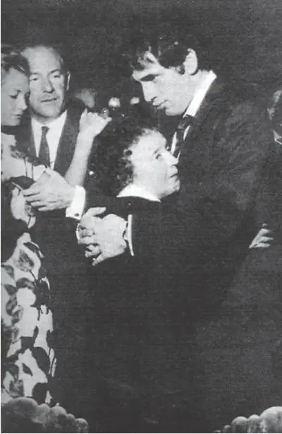 Их трогательный танец Его без конца расспрашивали что с ней как она себя - фото 84