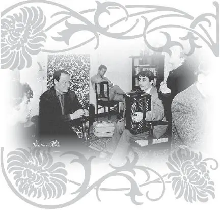 На репетиции с Тео слева Дирижер не знал как себя вести и что сказать Его - фото 85