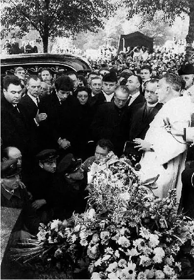 Прощание с Пиаф на кладбище ПерЛашез 1963 год Щелкнул замок двери На - фото 89