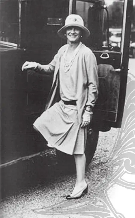 Коко Шанель у своего автомобиля 1928 год 29 Вместе и порознь Не стоит - фото 29