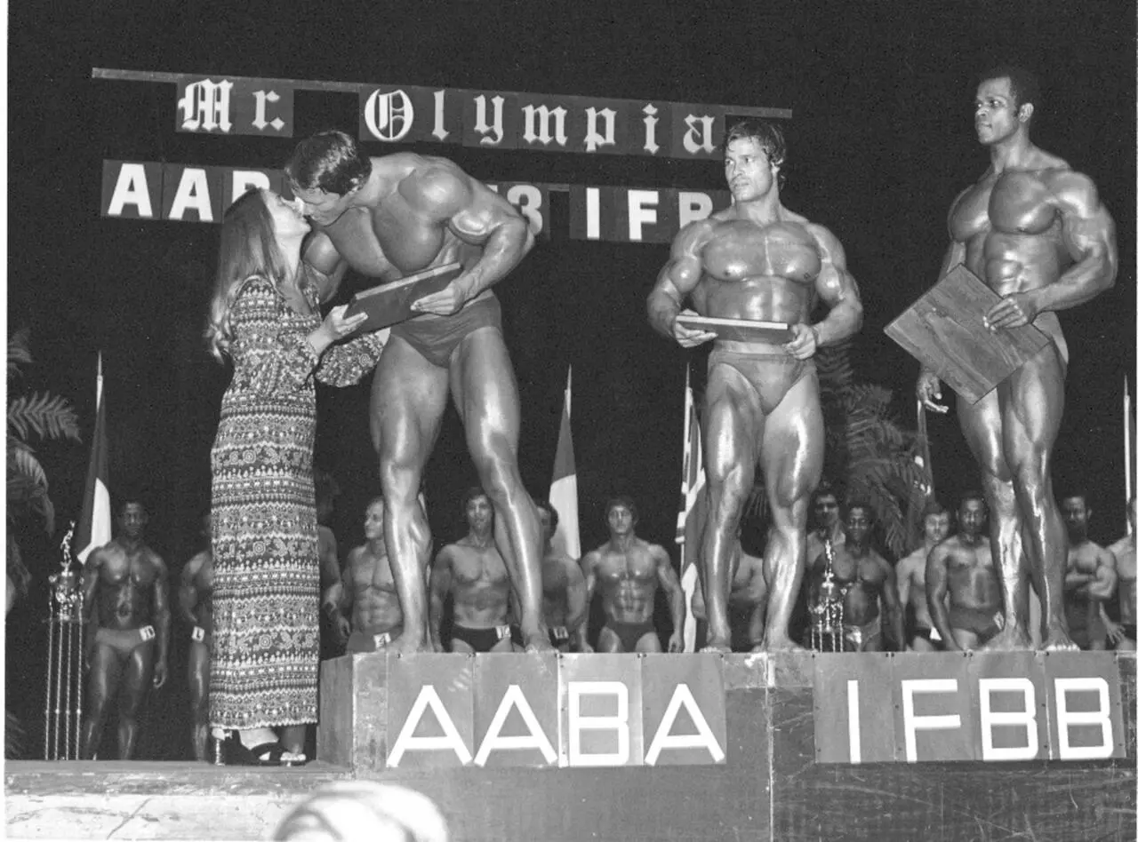 Я вручаю Арнольду главный приз на соревновании Мистер Олимпия 1973 Серж Нюбре - фото 16
