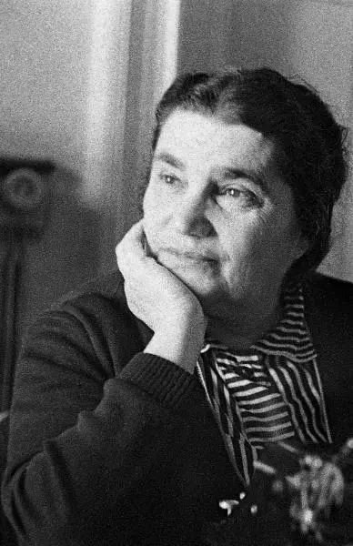 Евгения Гинзбург работает над книгой Крутой маршрут 1965 г В 1960х годах - фото 43