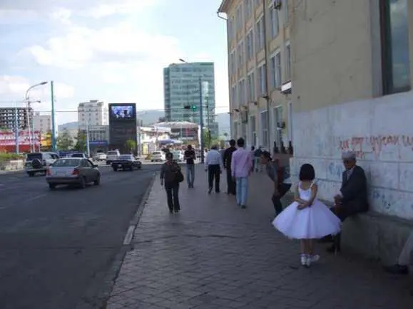 Улица УланБатора Дорога приводит нас в узкое ущелье Наринтэл правый борт - фото 8
