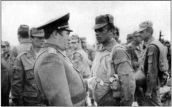Командующий ВДВ генералполковник Калинин НВ беседует с десантниками в районе - фото 19