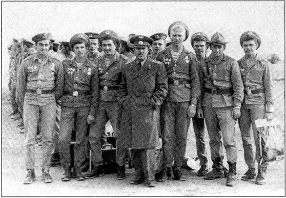 Разведчики перед возвращением на родину Кабул Осень 1981 г Разведчики на - фото 35