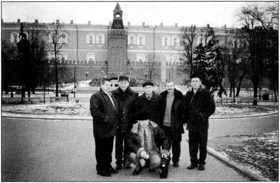 Встреча разведчиков Февраль 2002 г Полковник Скрынников МФ среди - фото 51