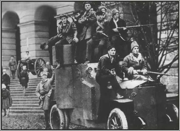 Бронеавтомобиль Илья Муромец у Смольного института в Петрограде - фото 37