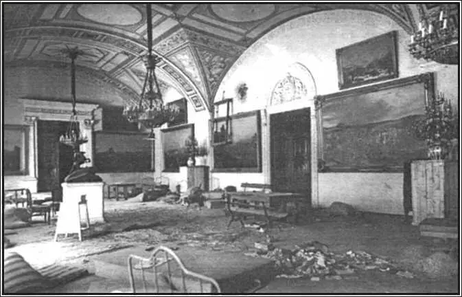 Зимний дворец после штурма Фотография 1917 год Группа рабочих окружила - фото 42