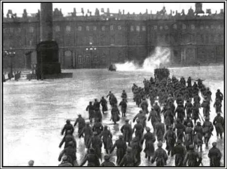 Штурм Зимнего дворца Кадр из художественного фильма Октябрь 1927 год - фото 45