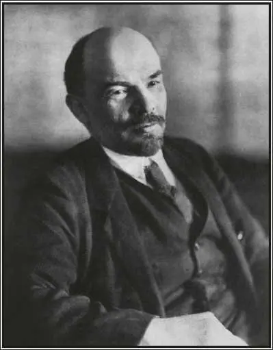 Владимир УльяновЛенин Фотография 1918 год В сотнях статей унизительный мир - фото 59