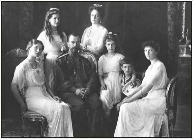 Николай II с семьей слева направо Ольга Мария Николай Александра - фото 60
