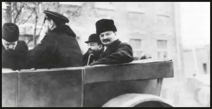 Лев Троцкий Фотография 1918 год Их напряженная работа приносила желательные - фото 62