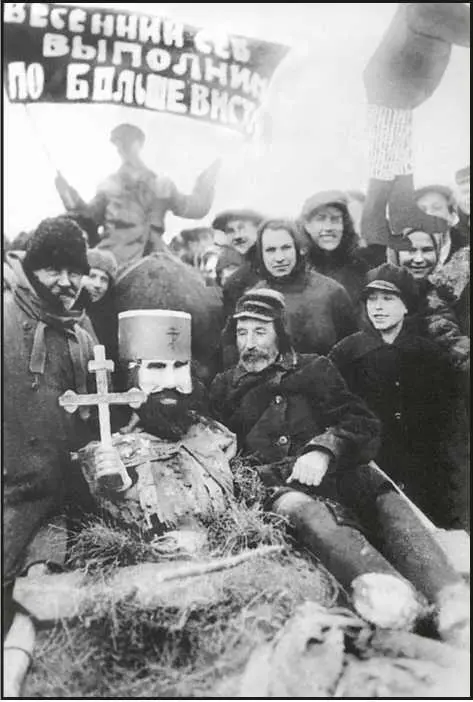 Группа колхозников коммуны Обобществленный труд участников антирелигиозного - фото 65