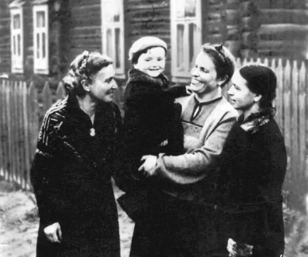 В эвакуации Ося с матерью и теткой Череповец 1942 Фото А И Бродского Из - фото 3