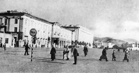 Площадь СухэБатора с гостиницей Алтай В городе белизна современных - фото 3