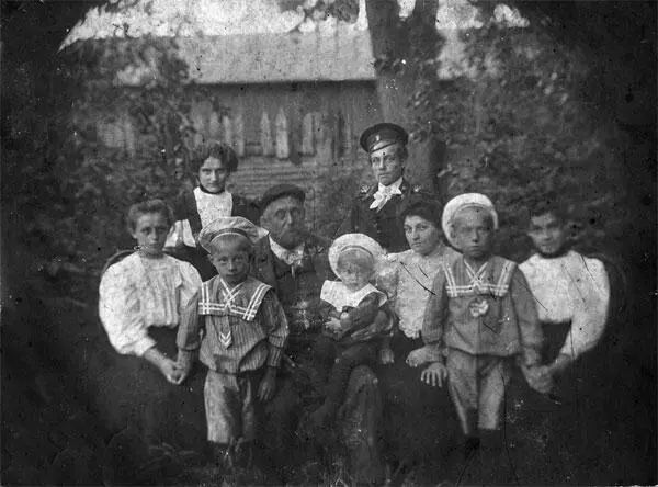 Рис 2Мой прадед Карл Карлович Мусвик в окружении семьи в 1905 г Снимок с - фото 42
