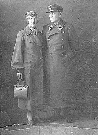 С женой Шурой в отпуске 1942 год Три воздушнодесантных бригады 1я 3я и - фото 11