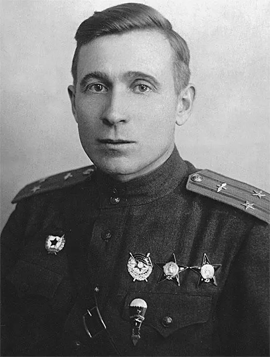 В К Гончаров командир 3й ГВДБ начальник штаба 103 гв сд в 194445 гг - фото 12