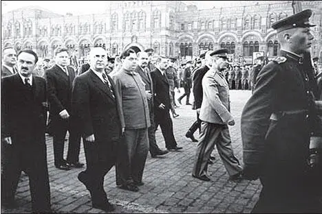 На Красной площади в 1947 г Началом официальной работы по созданию в нашей - фото 210